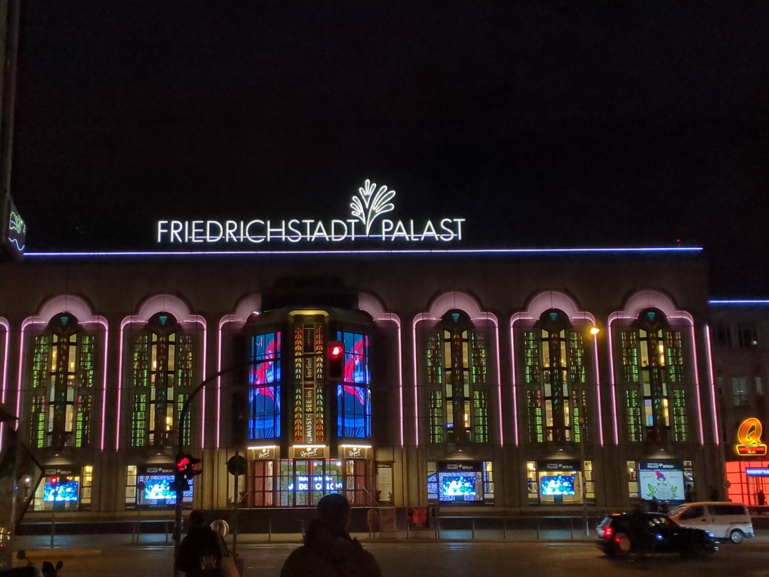 Friedrichstadtpalast bei Nacht in voller beleuchteter Glorie.
